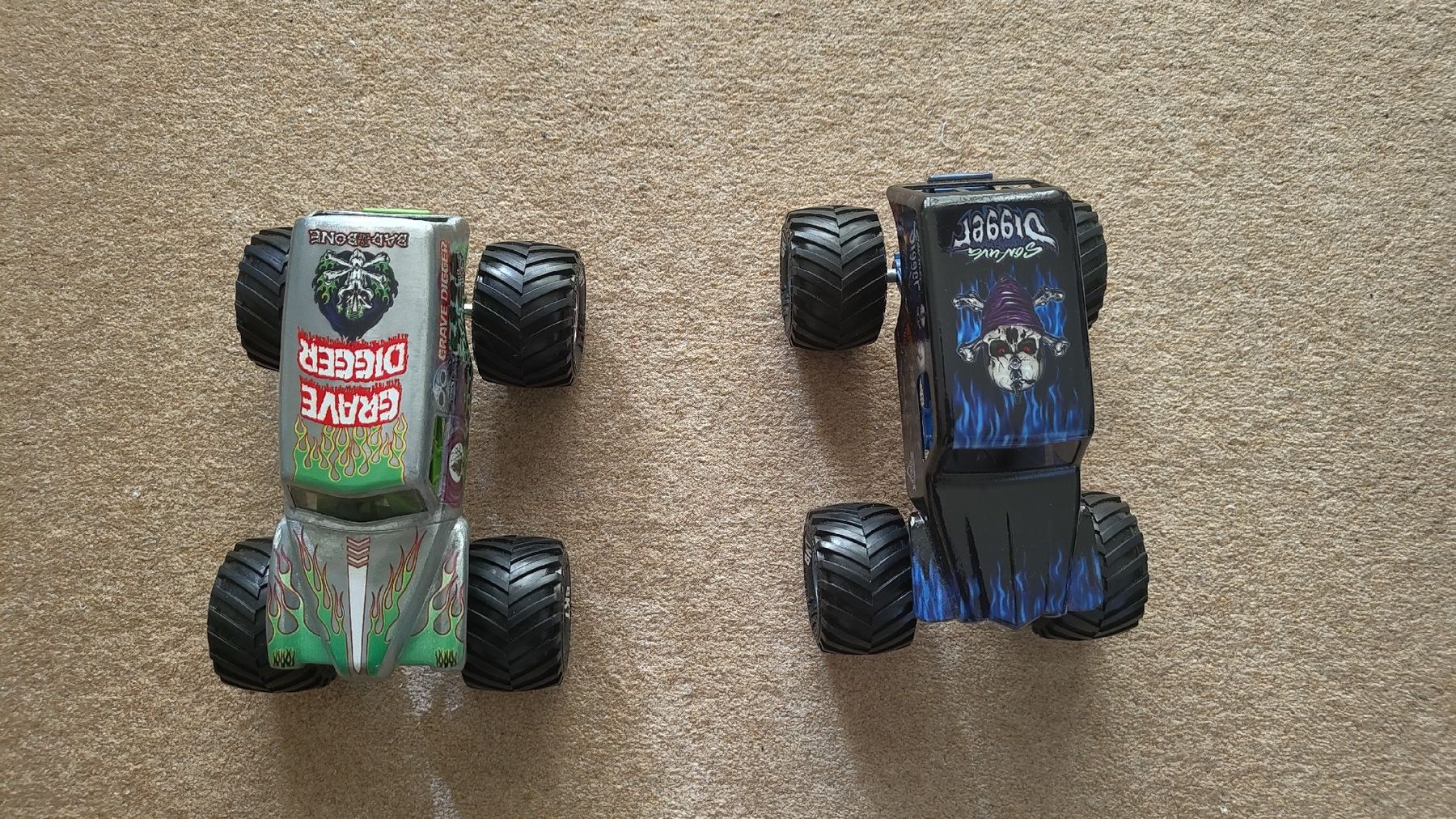 Giocattoli: 2stk Monster Jam Trucks, Grave Digger & Son-uva Digger – Nuovo (secondo la descrizione) da Glattbrugg venduto da har_jgc7 1