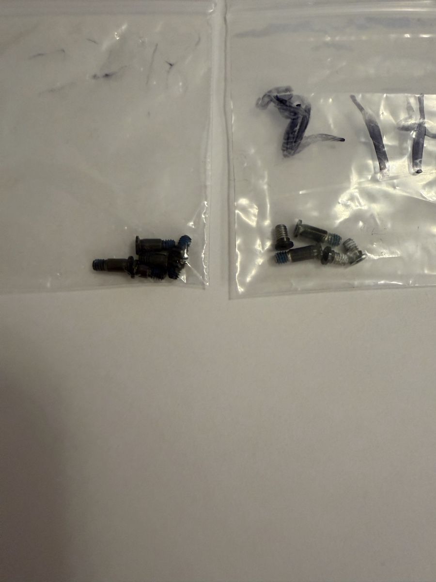 Tutti gli attrezzi: Macbook Schrauben Set Macbook Screw set replacement – Usato da Zürich venduto da arr_vq5w 2