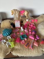 Lot Barbie cheval écurie balançoire tableau école etc…