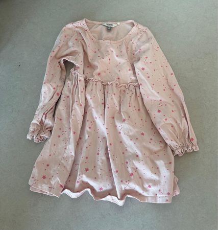 Süssesrosa Kinderkleid mit Sternen – Grösse 110/116