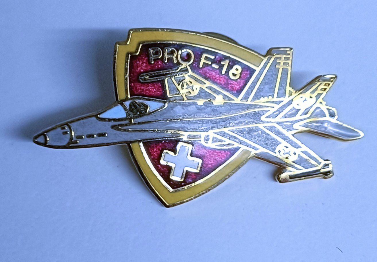 Placchette & Badge: Pin Pro F-18 – Usato da Köniz venduto da VintagePin