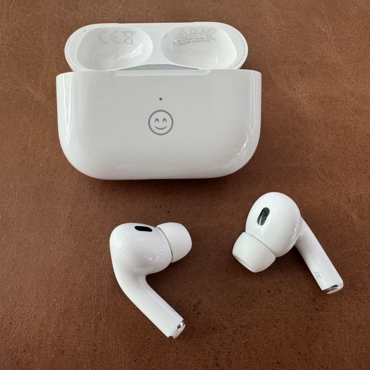 Apple Casques audio: NEUWERTIG! AirPods Pro 2 mit Ladecase – D'occasion à Bern par GINFIZZ1985