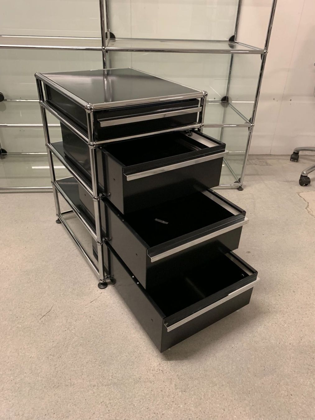 USM Kommoden: Usm Korpus Mit 4 Schublade Lief Gratis – Gebraucht aus Thun von Thuno6 3