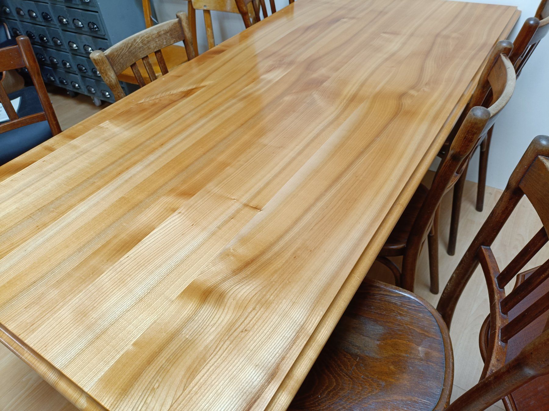 Tavoli: Holztisch mit Gussfüssen – Nuovo (secondo la descrizione) da Köniz venduto da Brockenreich 1