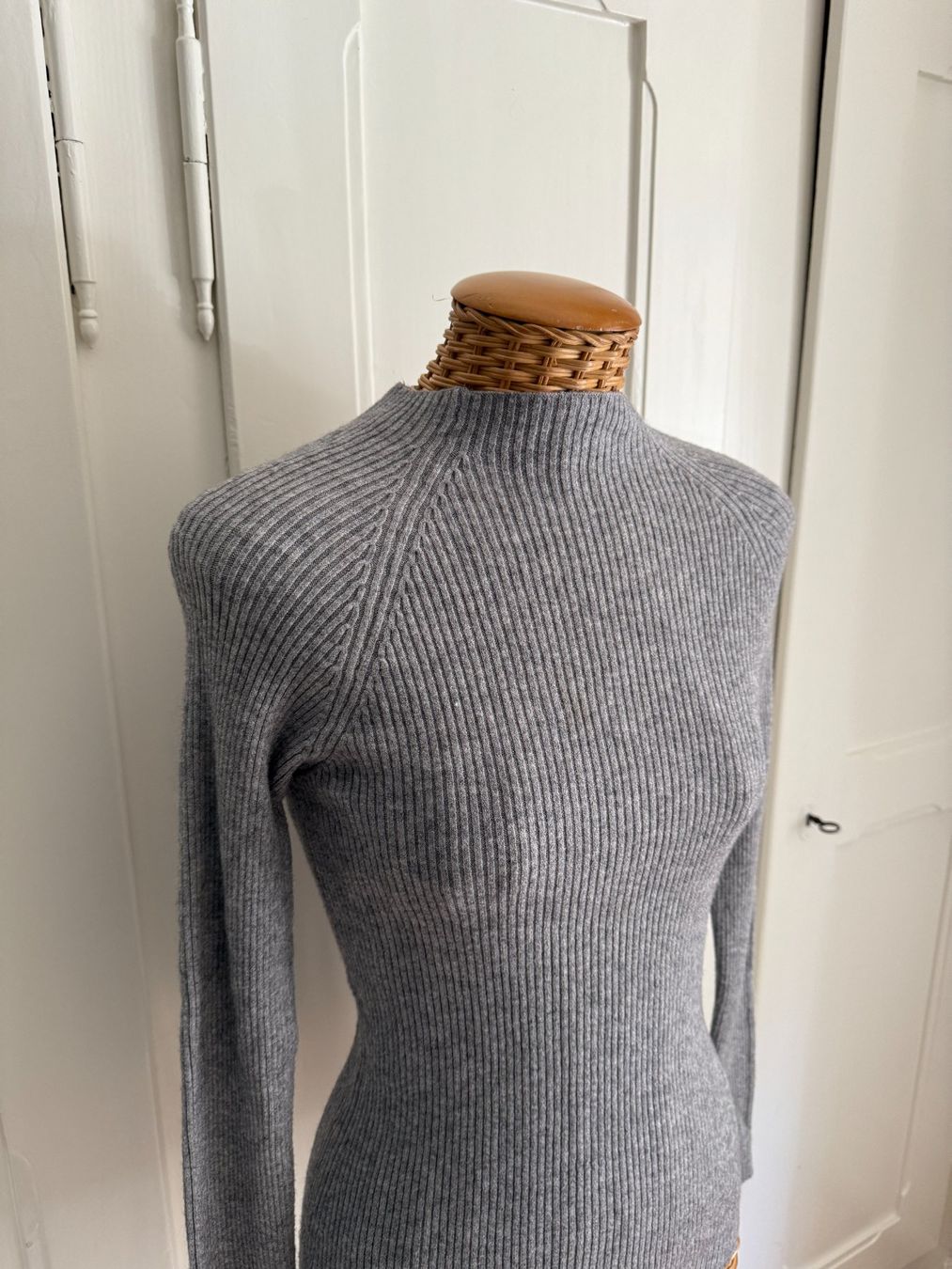 Please Jeans Pulls & Sweat-shirts: PLEASE - Strickpullover hellgrau gerippt XS – D'occasion à Zürich par Diazaio 1