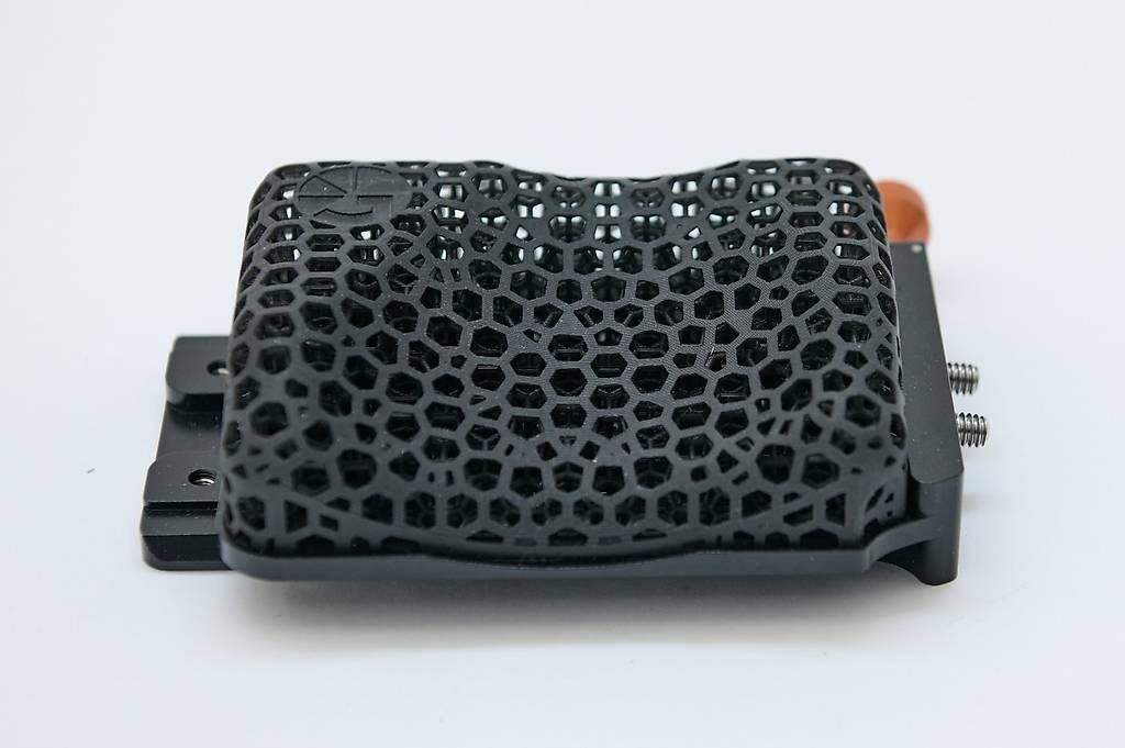 Lecteurs & Adaptateurs: Bright Tangerine Shoulder Pad – Neuf avec emballage d'origine à Zürich par lozzaphoto 2