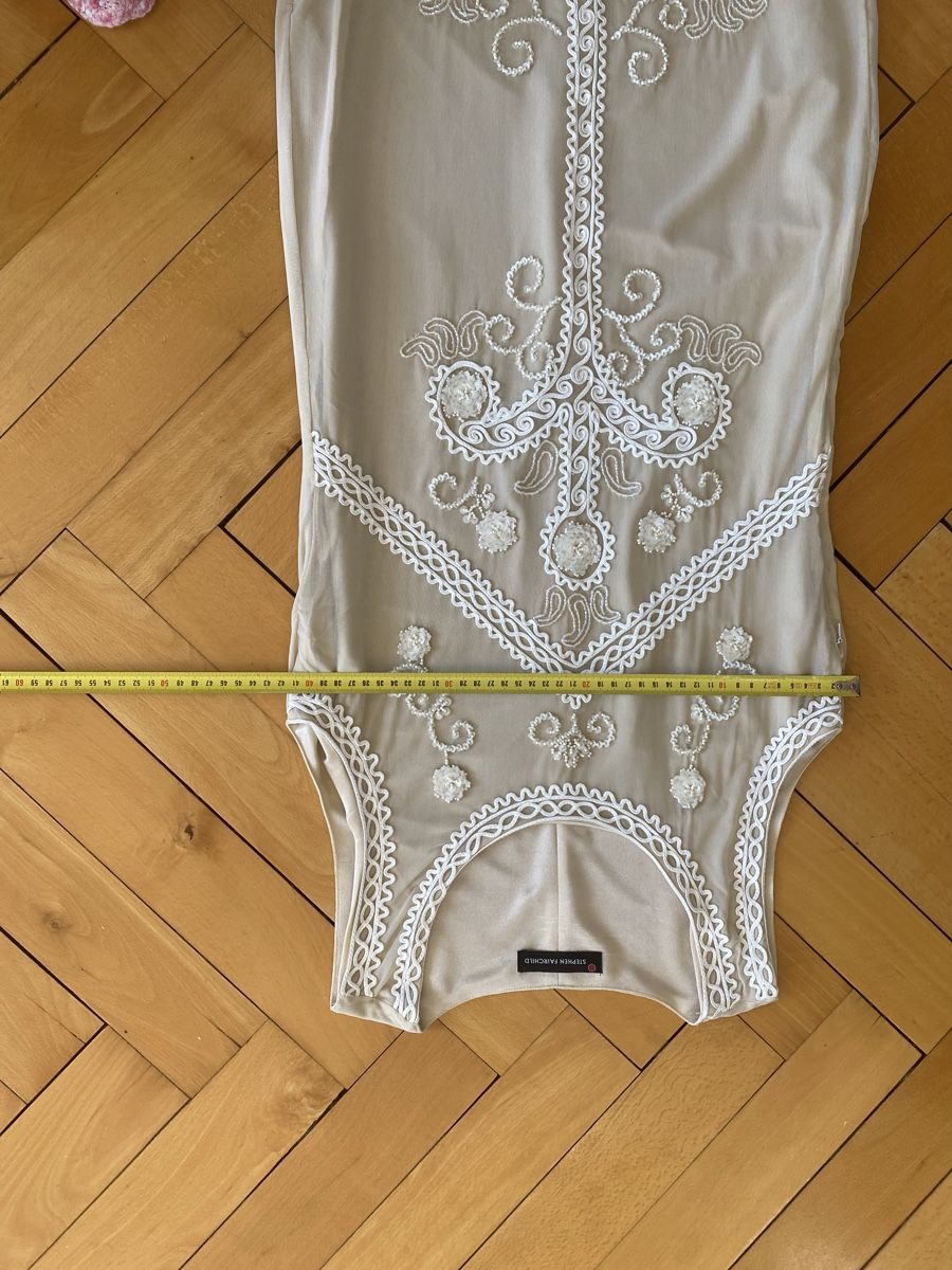 Vestiti: Jolie robe beige avec décors – Usato da Küssnacht am Rigi venduto da CALIFRASQUI 5