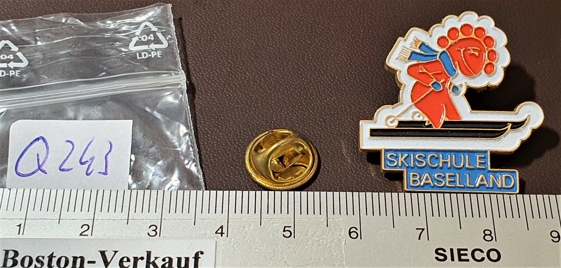 Placchette & Badge: Q243 - Pin Skischule Baselland – Usato da Reinach BL venduto da Boston-Verkauf 1