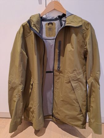 Gut erhaltene wasserdichte Outdoor Jacke für Herren, Gr. L, 