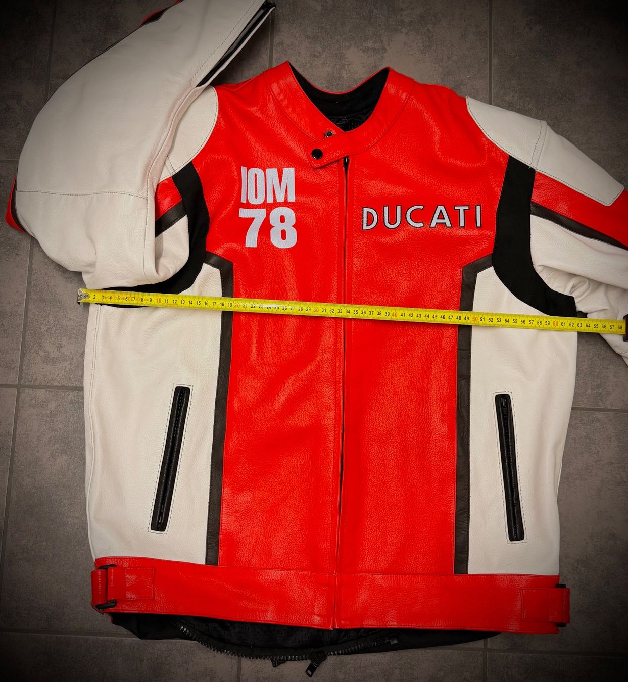 Ducati Giacche: Ducati Motorradlederjacke IOM72 – Nuovo (secondo la descrizione) da Neftenbach venduto da Onlineshopper 4