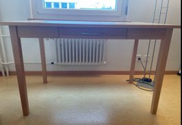 Tisch aus Massivholz mit Schublade - FSC