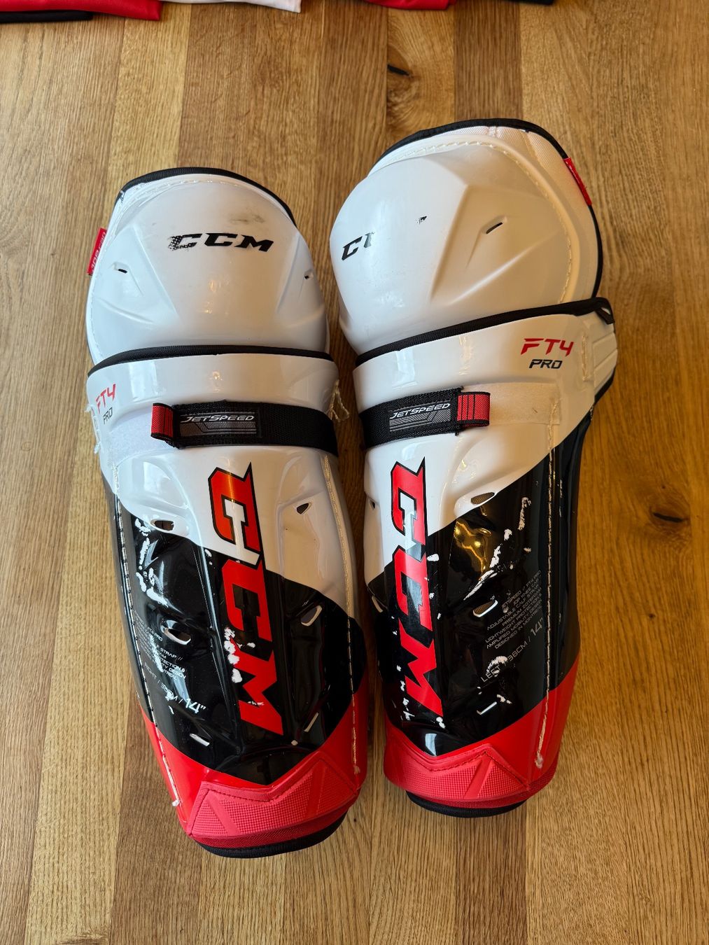 Ccm Protezioni & Imbottiture: CCM Jetspeed FT4 Pro Schienbeinschoner, Grösse 14" – Usato da Ringgenberg BE venduto da MiBa16