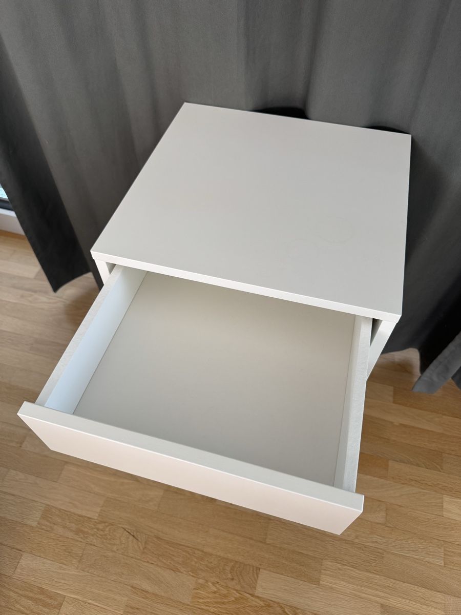 Ikea Tables de nuit: Nachttisch - IKEA Vikhammer – D'occasion à Aarau par faXse 2