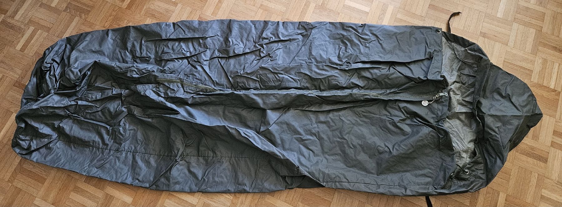Sacchi a pelo: Schlafsackhülle wasserdicht, Schweizer Armee Original – Usato da Römerswil LU venduto da Feerdi