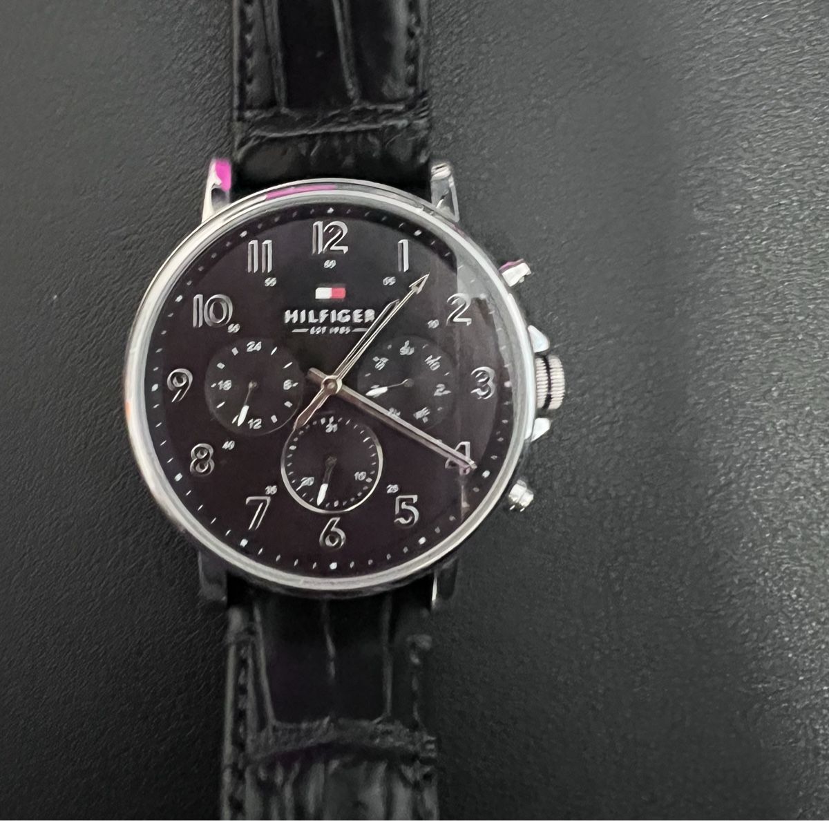 Tommy Hilfiger Uhren: Elegante Tommy Hilfiger Herrenuhr – Gebraucht aus Bettlach von Mrsdelux