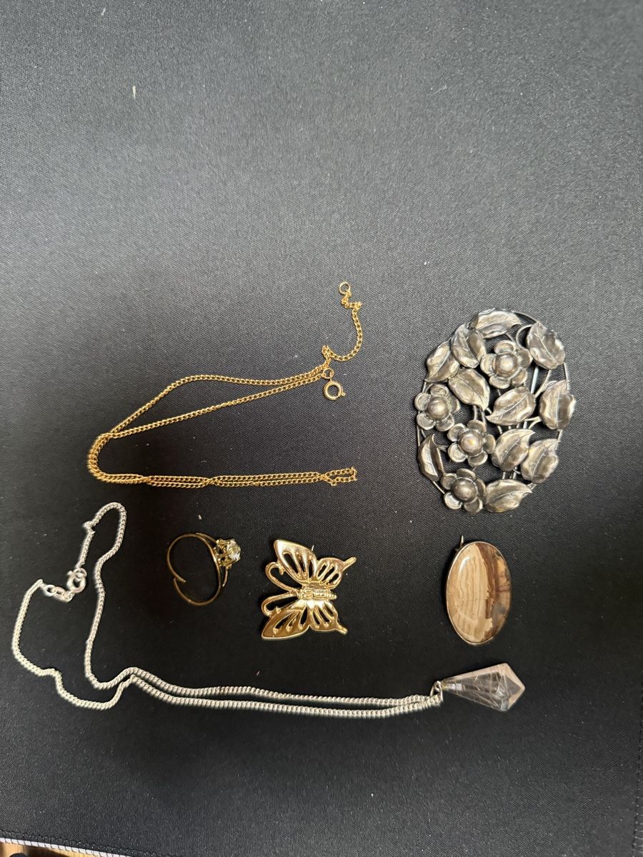 Autres bijoux: Schmuck Konvolut, Anhänger, Ring, Brosche, Kette – D'occasion à Sigriswil par lag_bwr2