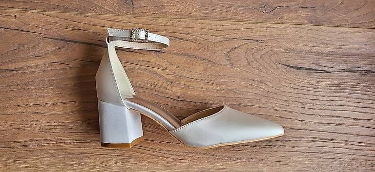 Chaussures femmes: Brautschuhe Grösse 35 Ivory – D'occasion à goldingen par Arniej 1