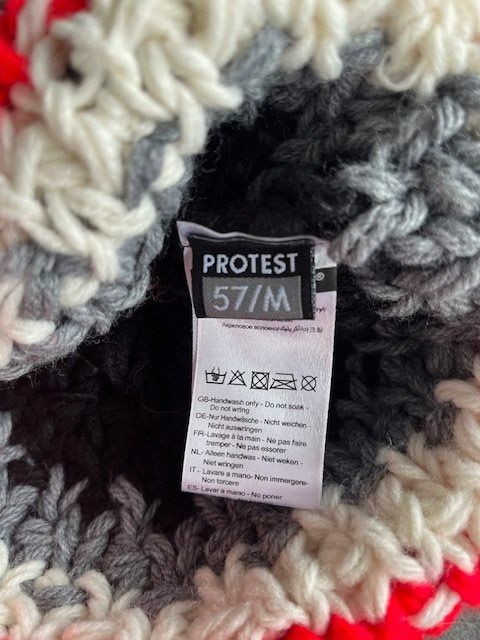 Copricapi, berretti & cappellini: Warme Wintermütze mit Bommel von Protest   Grösse: M  / 57 – Usato da Hohenrain venduto da Kiendan 2