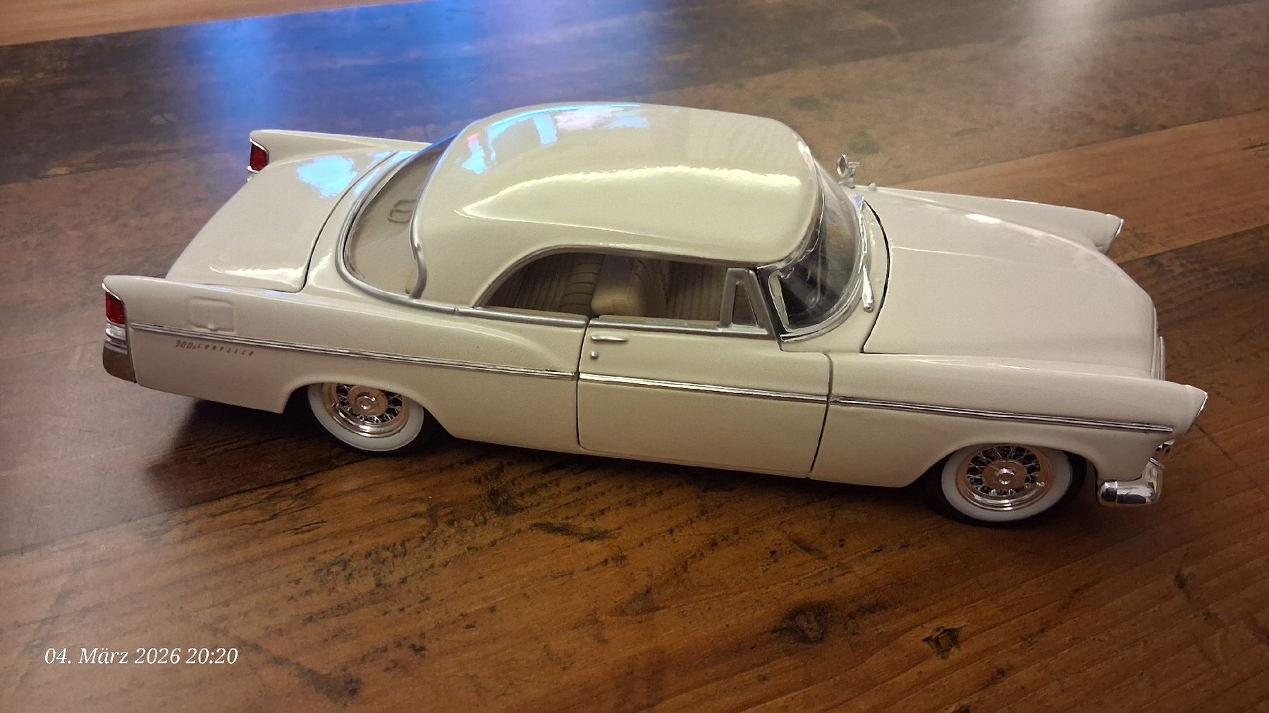Maisto Modellini d'auto: Chrysler 300B 1:18 – Nuovo (secondo la descrizione) da Wolfenschiessen venduto da 2-stroke-garage 1