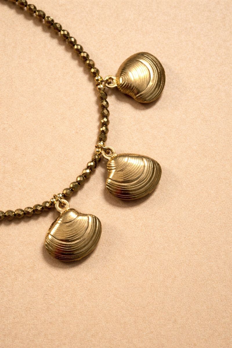 Bracciali & Braccialetti: Beach Vibes: Gold Tone Clam Shell Charm Bracelet – Nuovo e nell'imballaggio originale da Saland venduto da ele_vc96 2