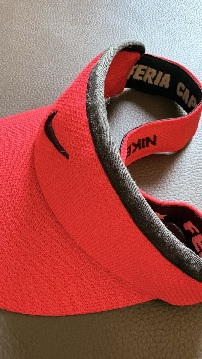Nike Copricapi, berretti & cappellini: Nike Visor Kappe Rot Féria Caps gut erhalten – Usato da Basel venduto da ann_7w6q 2