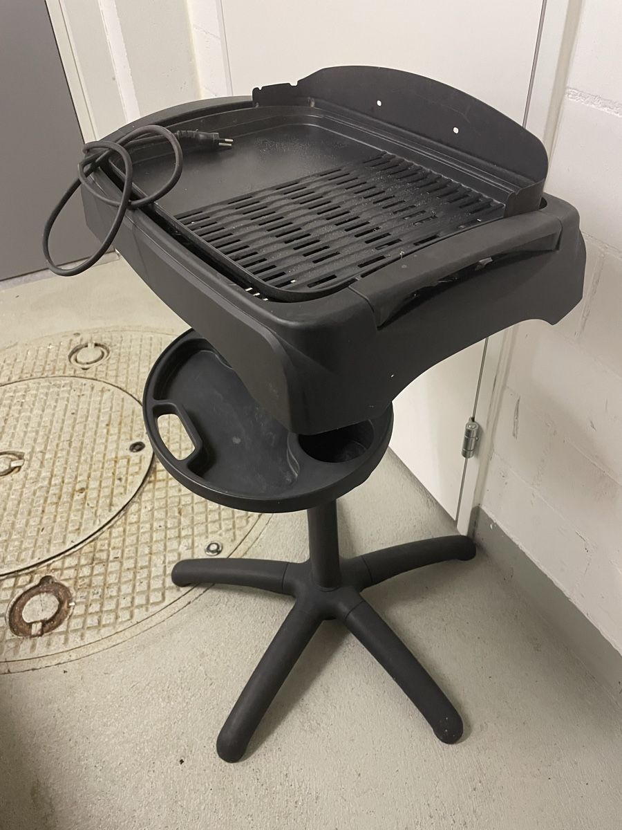 Griglie: Elektrogrill mit Untergestell und Ablage gebraucht – Usato da Cham venduto da Fabian811 1