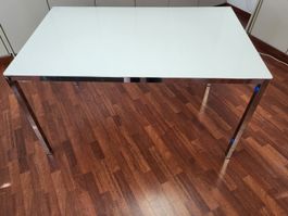 Glastisch mit Chromgestell