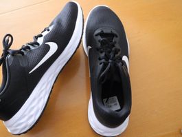 Herren Nike Sportschuh schwarz /  Grösse 44  NEUWERTIG