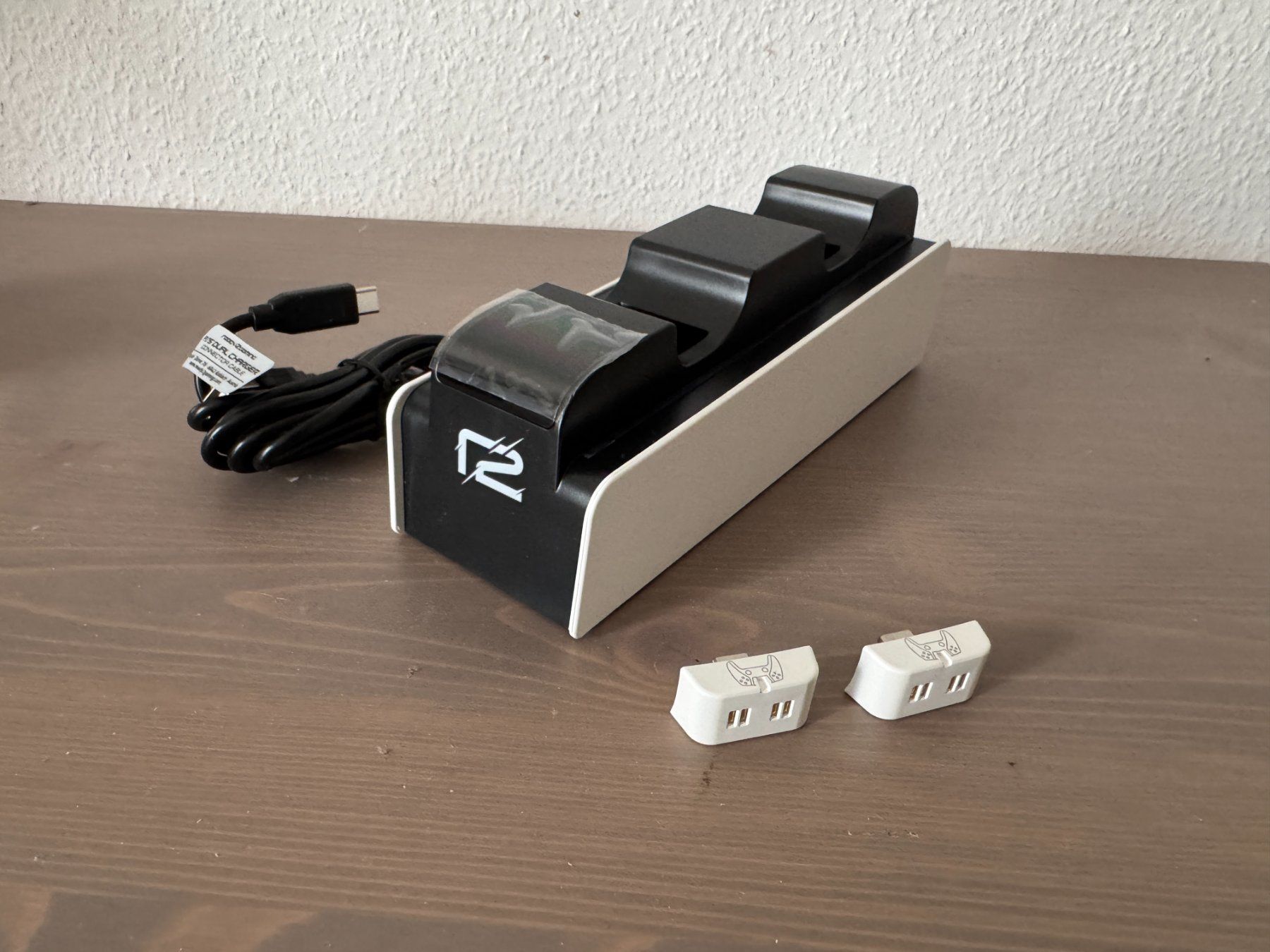 Adaptateurs & Câbles: ready2gaming PS5 DualSense Charging Station – Neuf avec emballage d'origine à Collex par commander31