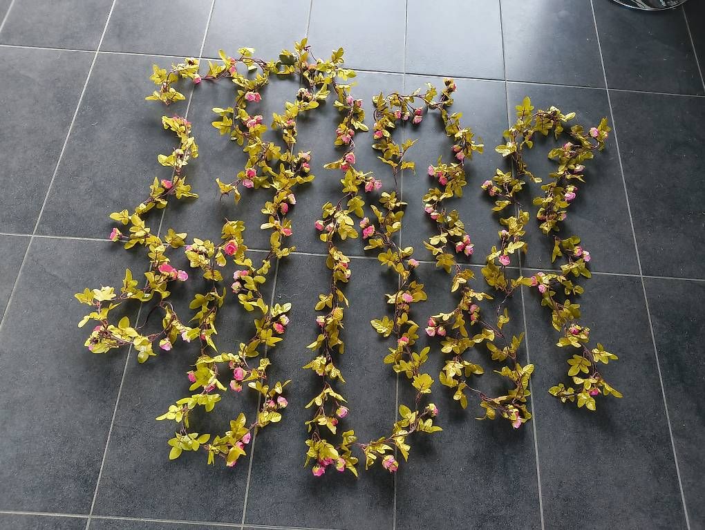 Tutte le decorazioni: Künstliche Rosengirlande ca. 10m  – Nuovo e nell'imballaggio originale da Nänikon venduto da Manta87