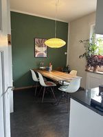 Nussbaum-Esstisch mit Horgen Glarus Gusseisenfüssen