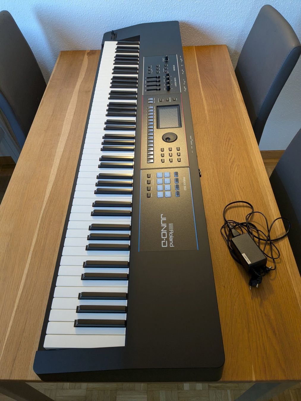 Roland Strumenti musicali: Roland JUNO-D8 Synthesizer-Keyboard mit Tasche – Nuovo (secondo la descrizione) da Horgen venduto da pat_czw8 1