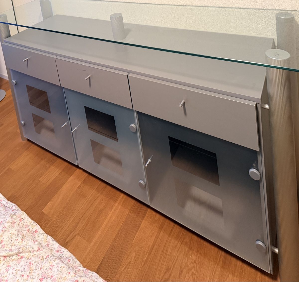 TV Möbel: TV-Möbel / Sideboard mit Glasplatte – Gebraucht aus Zug von est_j52y 2