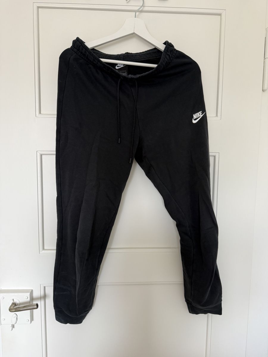 Nike Pantaloni: nike black sweatpants  – Usato da Zürich venduto da ele_cj6q