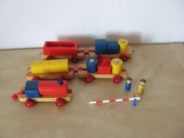 Holzeisenbahn mit Figuren und Schranke guter Zustand HABA