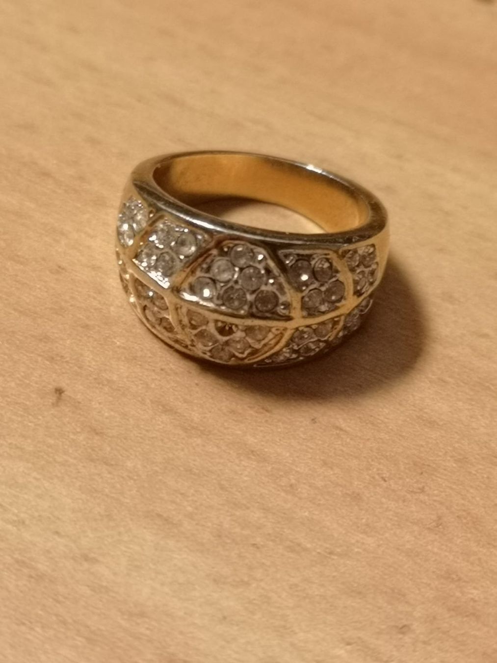 Bagues: Wunderschöner vergoldeter Ring mit eingelegten Steinen. – D'occasion à Bern par Yunkom