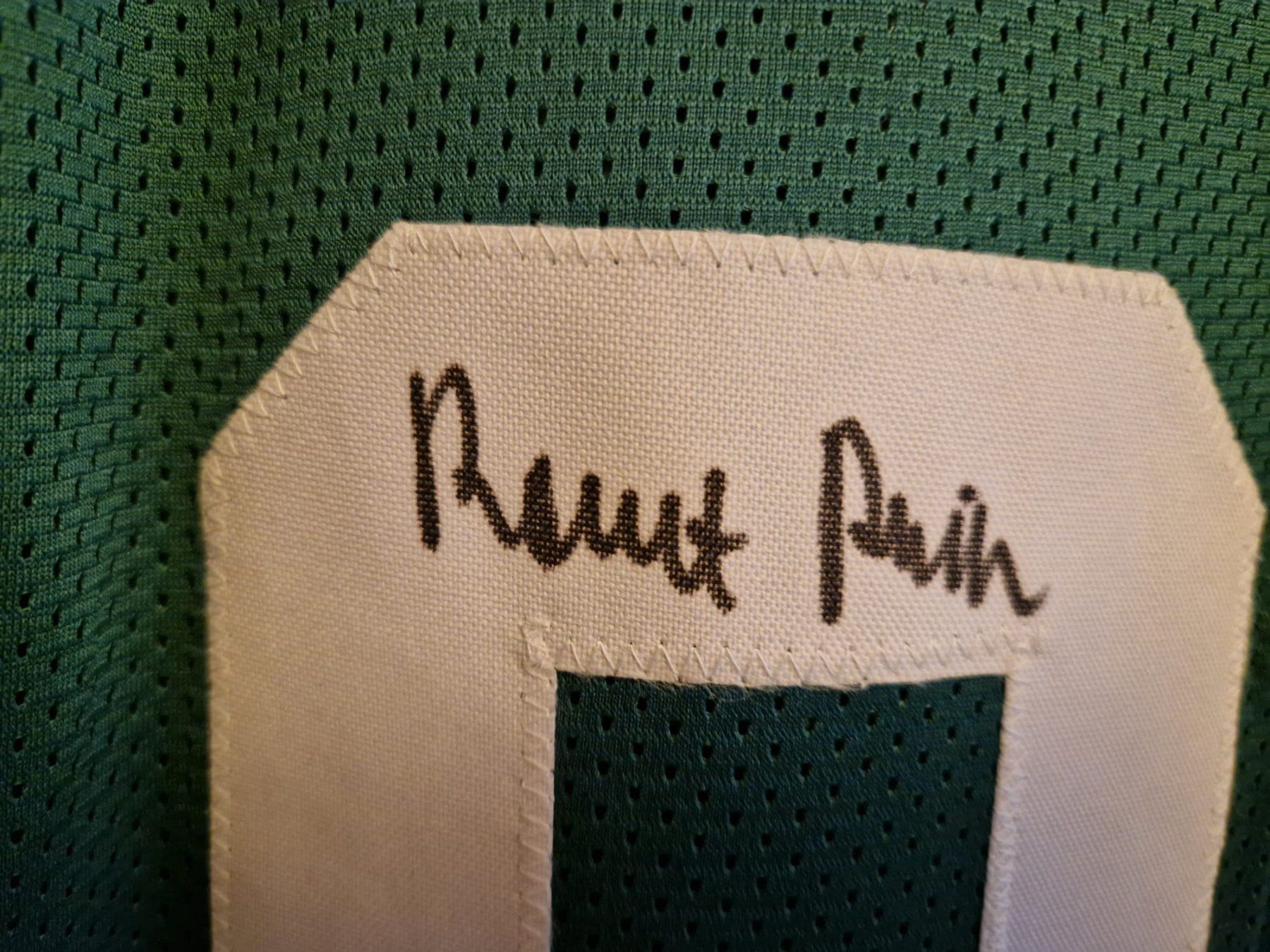 Autografi: NBA Autographe de ROBERT PARISH sur maillot custom – Nuovo e nell'imballaggio originale da Lutry venduto da SwissBBCards 2