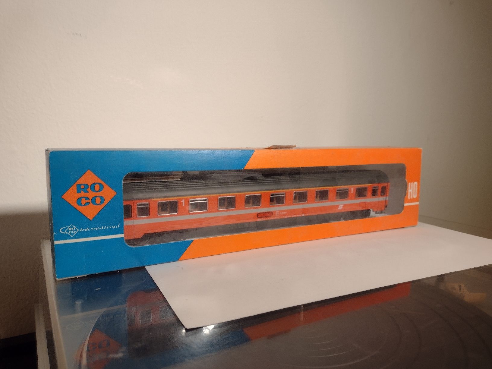 Roco Modellini di ferrovie: Vintage Roco HO Scale Austrian Passenger Train Car – Usato da Zürich venduto da TrainLine