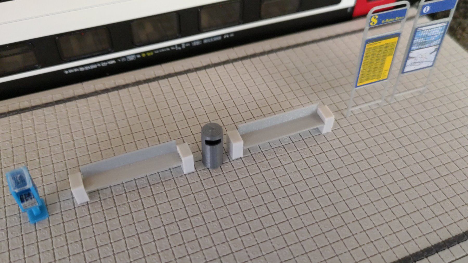 Modellini di ferrovie: Bausatz Einzel-Sitzbank "Rail" H0 – Nuovo e nell'imballaggio originale da Faulensee venduto da digitalmarc