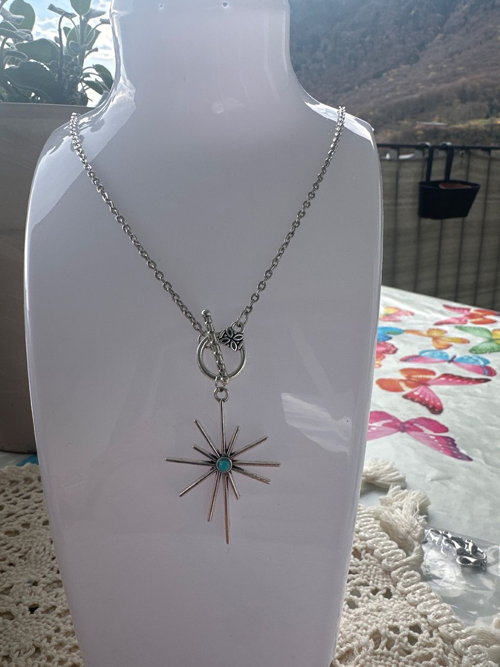 Catenine: Silver Tone Starburst Pendant Necklace, Toggle Clasp – Nuovo (secondo la descrizione) da Bouveret venduto da dou_g8q7 1