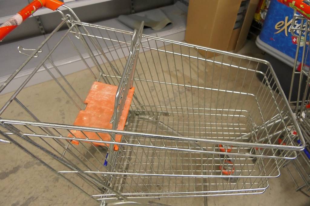 Altro per la casa: Einkaufswagen mit Harassablage, Hängehacken  und Kindersitz – Usato da Lenggenwil venduto da Reto888 1