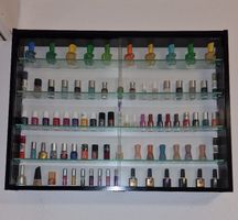 Wandvitrine inklusive Nagellacke