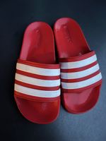 Originale Adidas Adilette in auffälligem Rot mit 3 Streifen