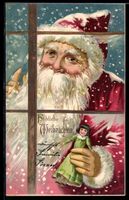 Weihnachtsmann mit Puppe schaut zum Fens
