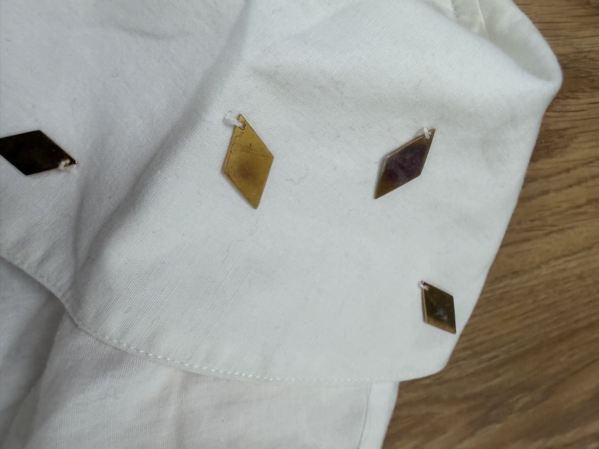 Camicette: Vintage white blouse size 40 with sequins  – Usato da Knonau venduto da Grapesvintage 6