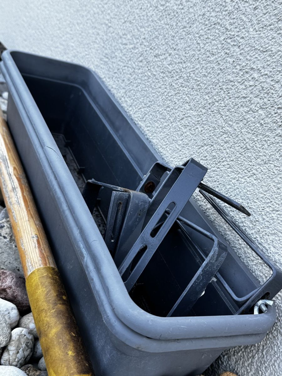 Bewässern & Giessen: Regentonne grün mit Hahn hatt loch – Gebraucht aus Riken AG von Herakles.18 3