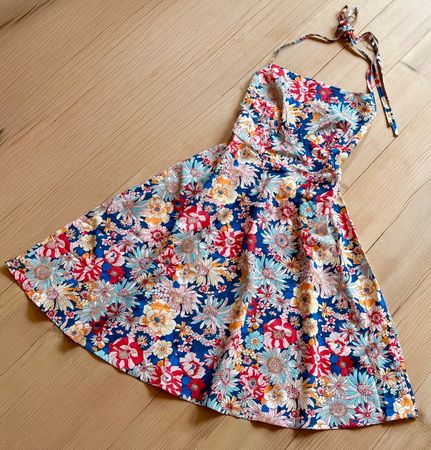 Kleid Neckholder,Blumen,leicht,speziell,Gr.M,NEU