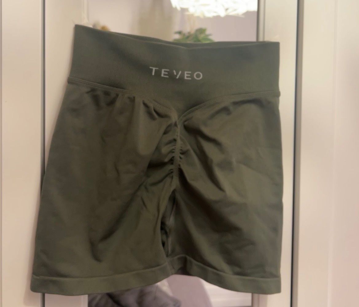 Teveo Leggings: TEVEO - statement scrunch shorts – Usato da Montlingen venduto da Cinja.l 2