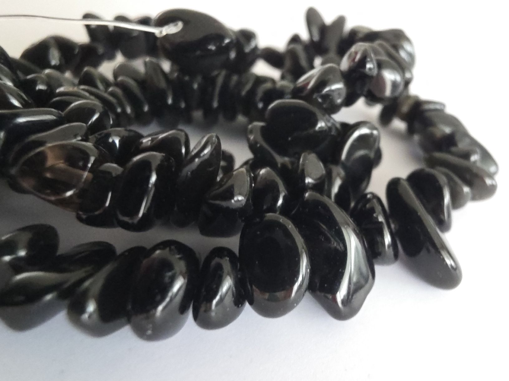 Minerali & Pietre curative: Onyx schwarz Splitter ca. 5-8mm. Strang – Nuovo e nell'imballaggio originale da Menziken venduto da Mirager 2