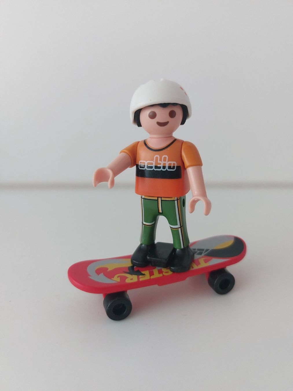 Playmobil Spielzeuge: PLAYMOBIL Figur Junge mit Skateboard – Gebraucht aus Balterswil von